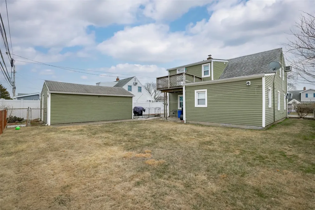 32 Rope Lane Levittown NY 11756