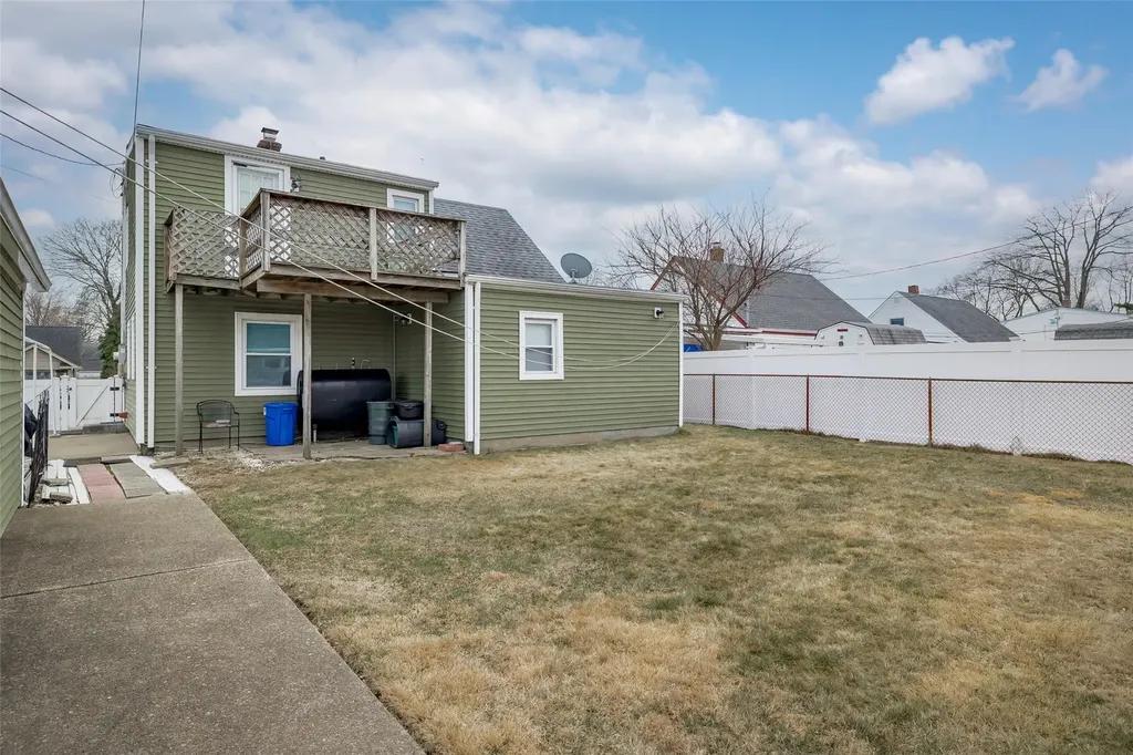 32 Rope Lane Levittown NY 11756
