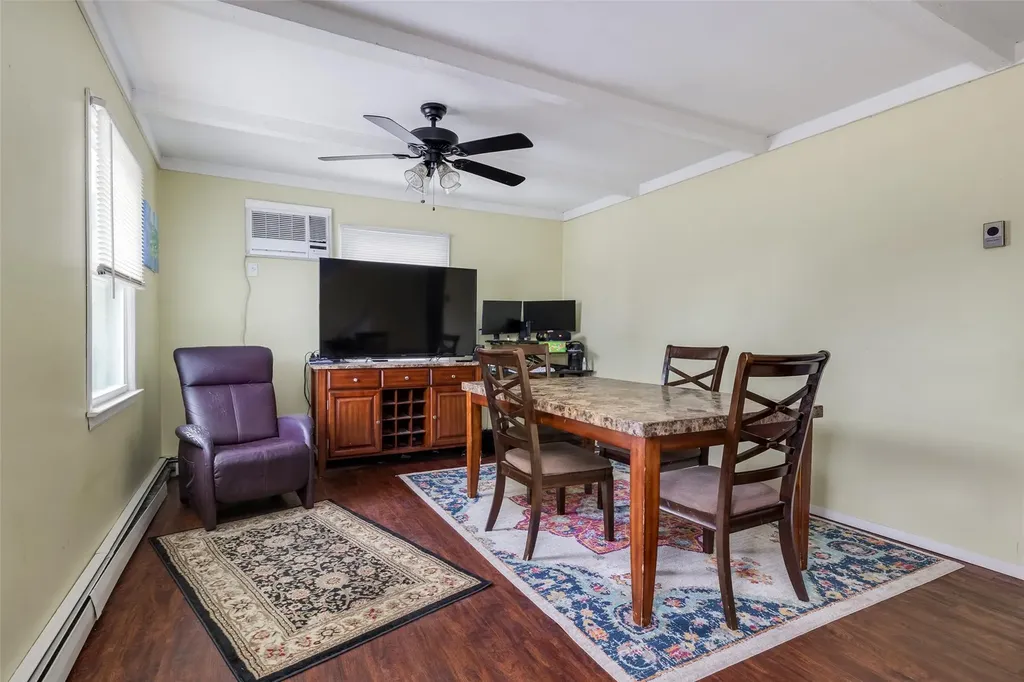 32 Rope Lane Levittown NY 11756