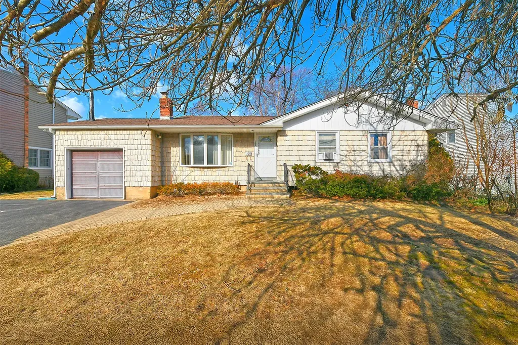 103 Cedar Drive W Plainview NY 11803