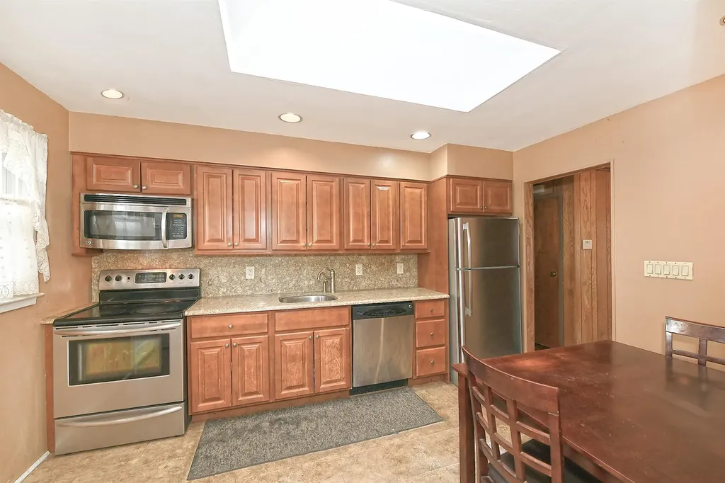 103 Cedar Drive W Plainview NY 11803