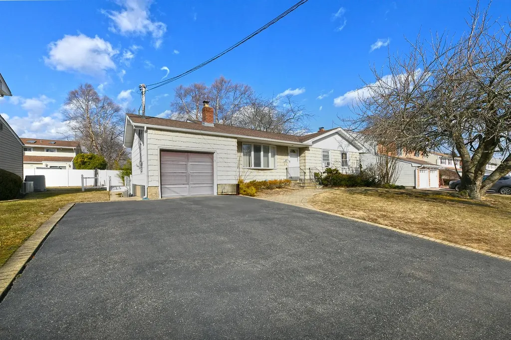 103 Cedar Drive W Plainview NY 11803