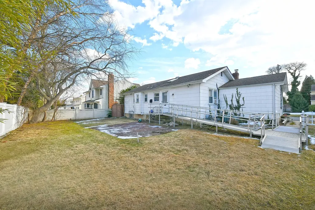 103 Cedar Drive W Plainview NY 11803