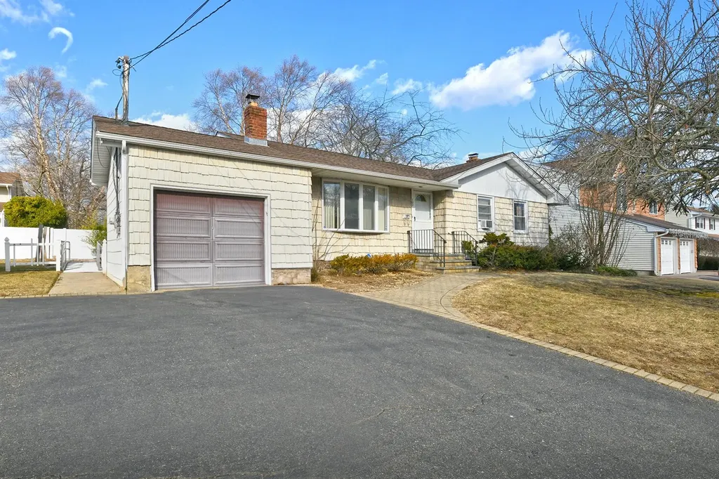 103 Cedar Drive W Plainview NY 11803