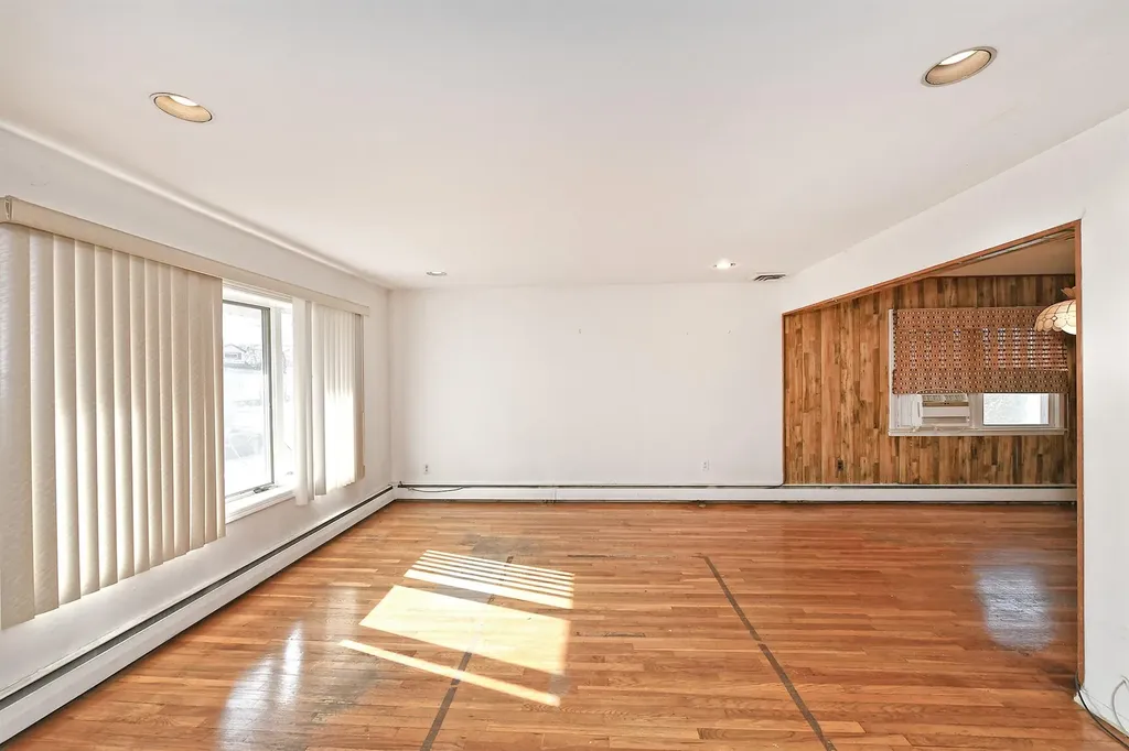 103 Cedar Drive W Plainview NY 11803