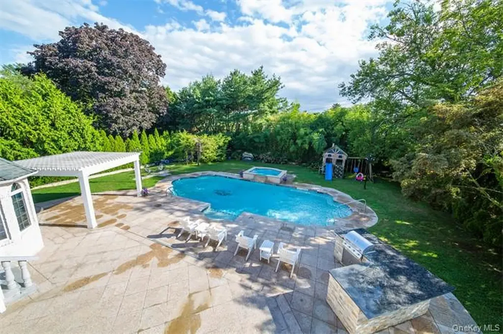 150 Crabapple Road Manhasset NY 11030