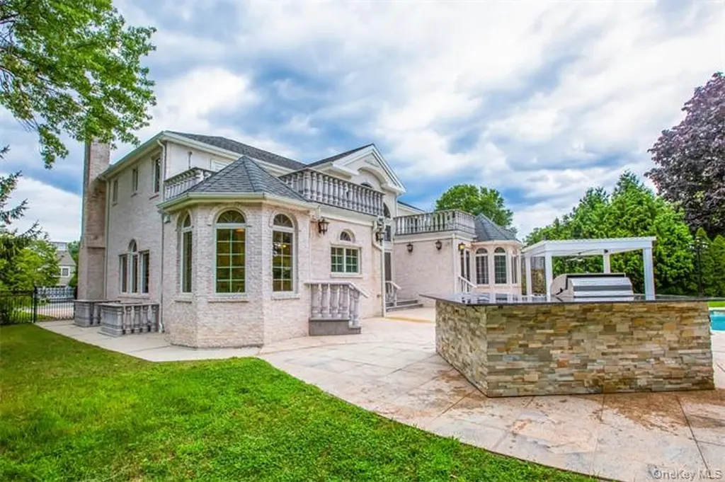 150 Crabapple Road Manhasset NY 11030