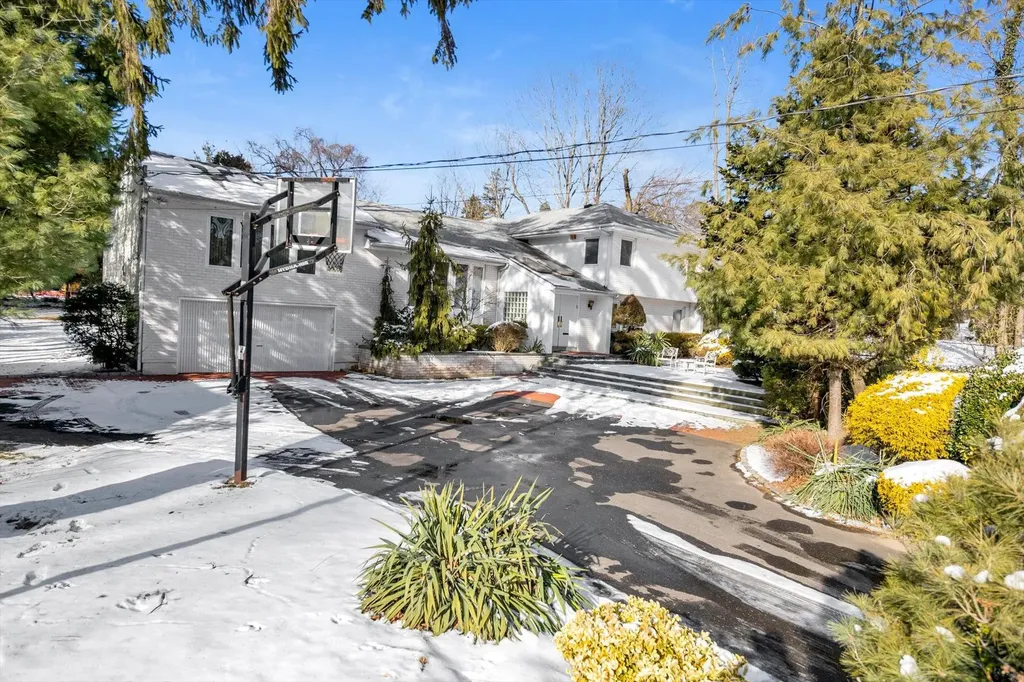 97 Cedar Drive Great Neck NY 11021