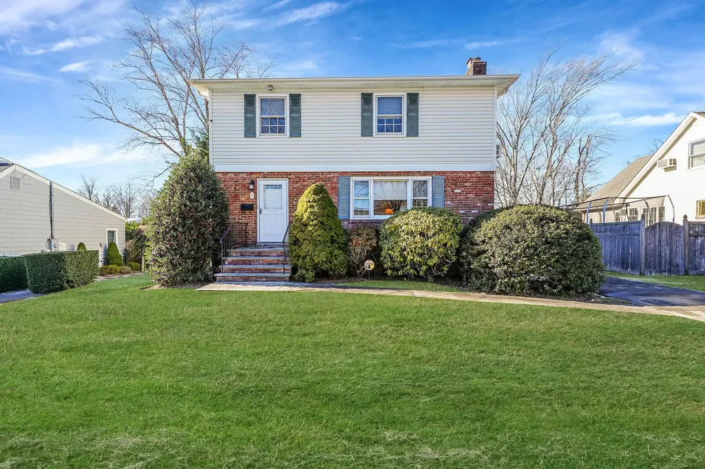 10 Grace Court Islip NY 11751