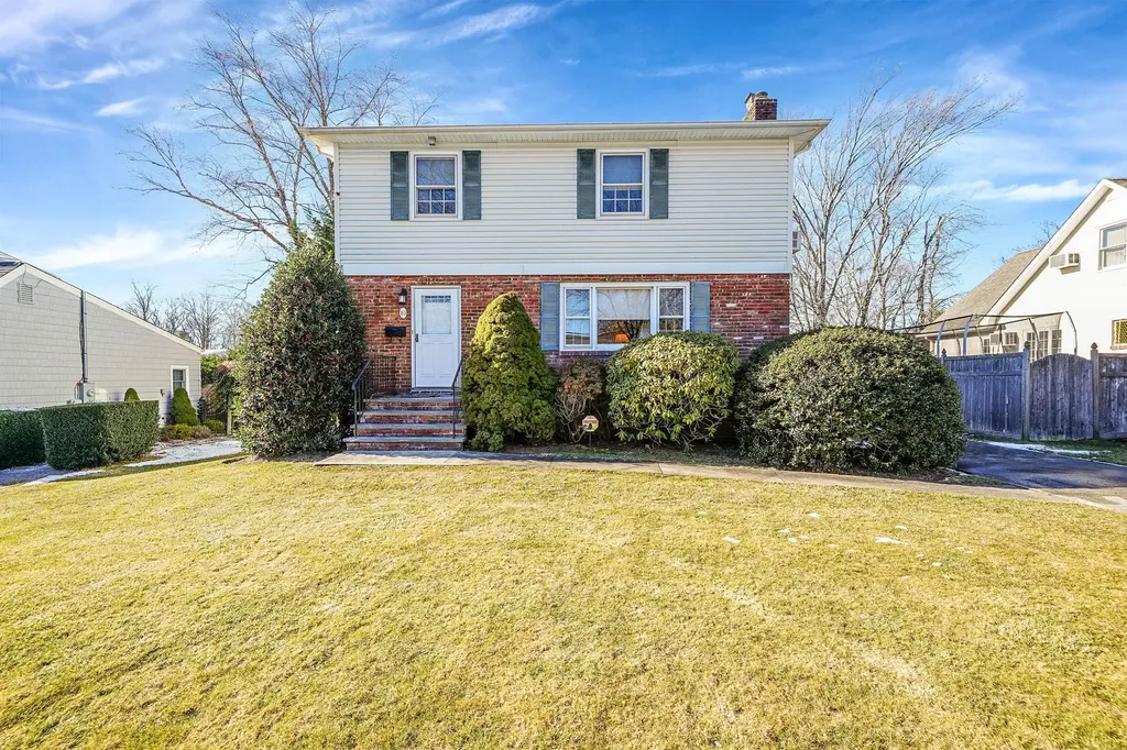 10 Grace Court Islip NY 11751
