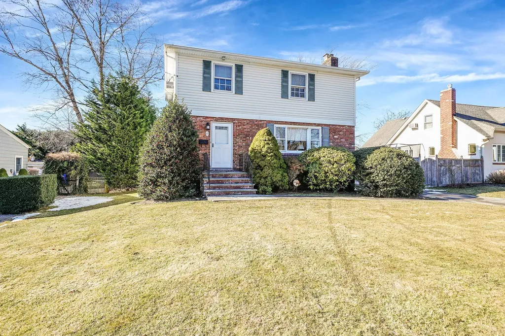 10 Grace Court Islip NY 11751