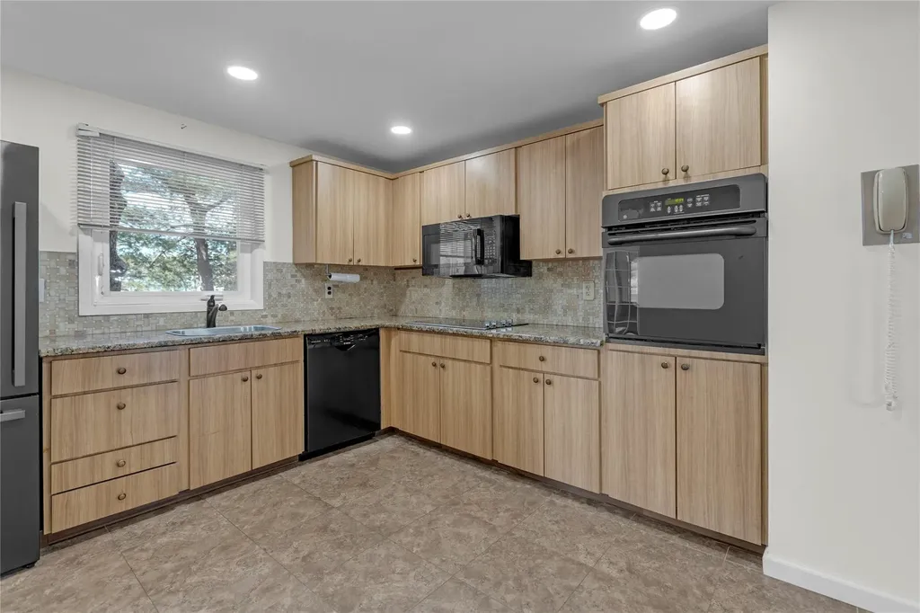6 Winside Lane Coram NY 11727