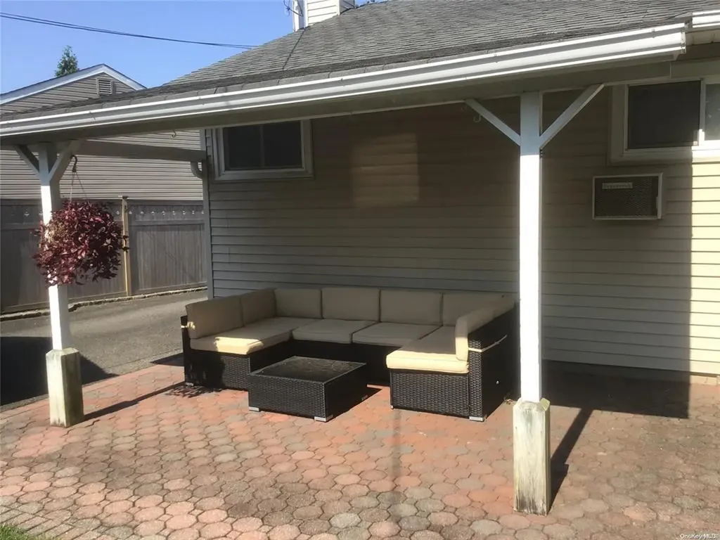 22 Hunter Lane Hicksville NY 11801