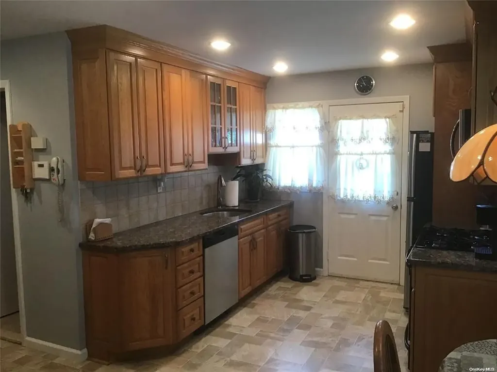 22 Hunter Lane Hicksville NY 11801
