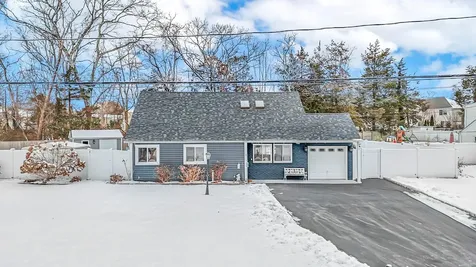 16 Country Greens Drive Holtsville NY 11742