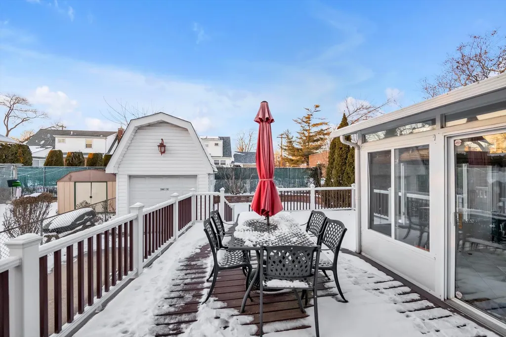 405 Mcnulty Place New Hyde Park NY 11040