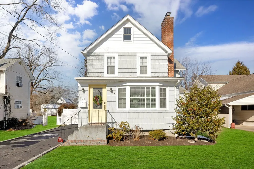 21 Elliot Place Islip NY 11751