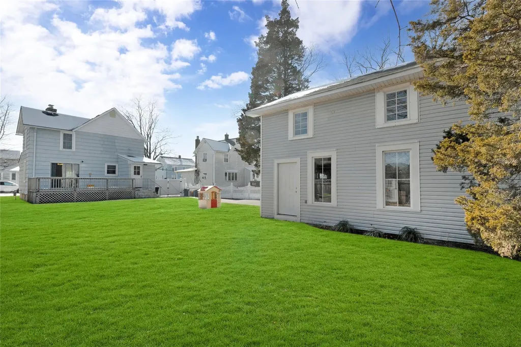 21 Elliot Place Islip NY 11751