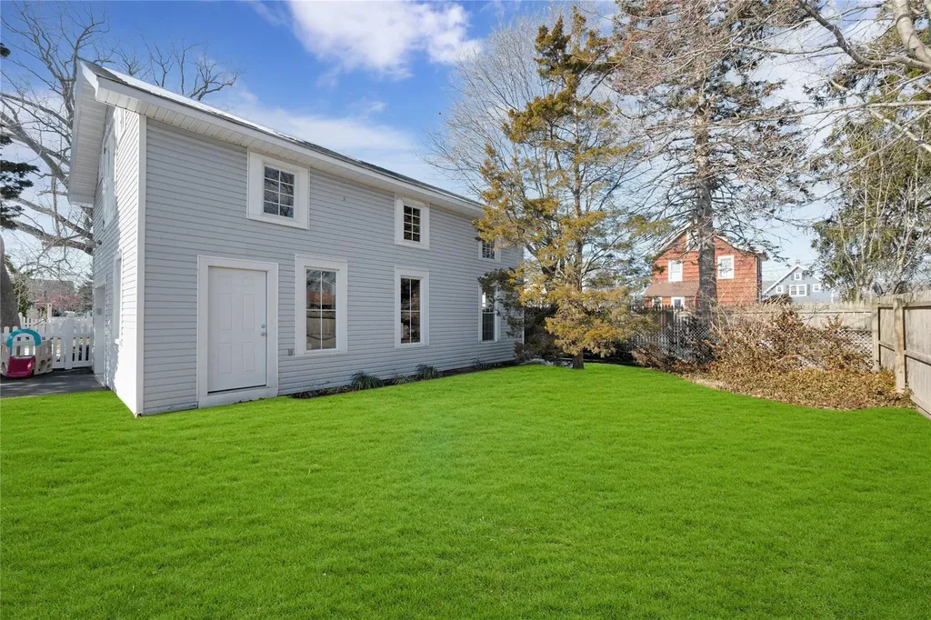 21 Elliot Place Islip NY 11751