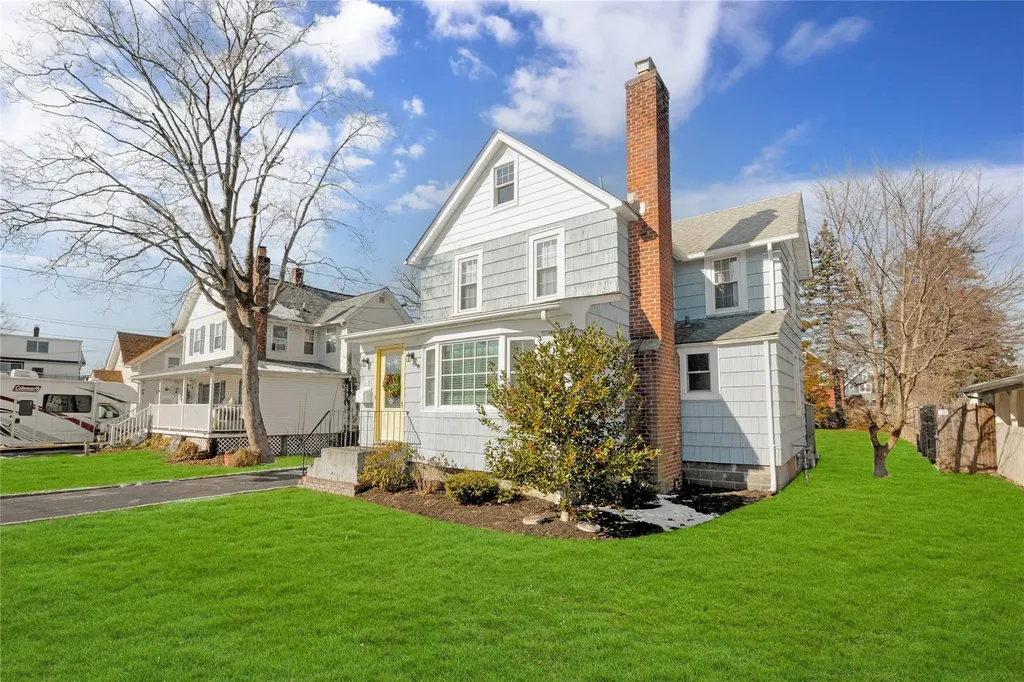 21 Elliot Place Islip NY 11751