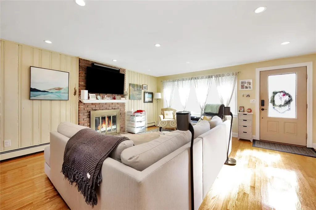 21 Elliot Place Islip NY 11751