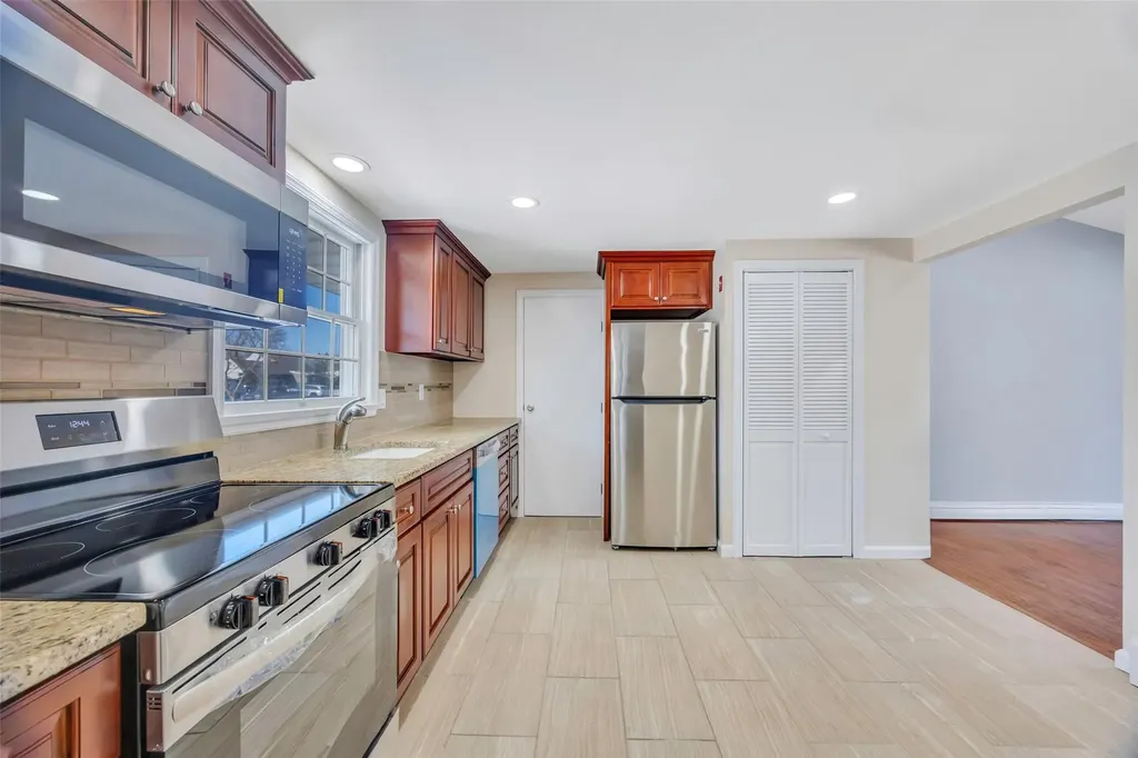 51 Pitchpine Place Medford NY 11763