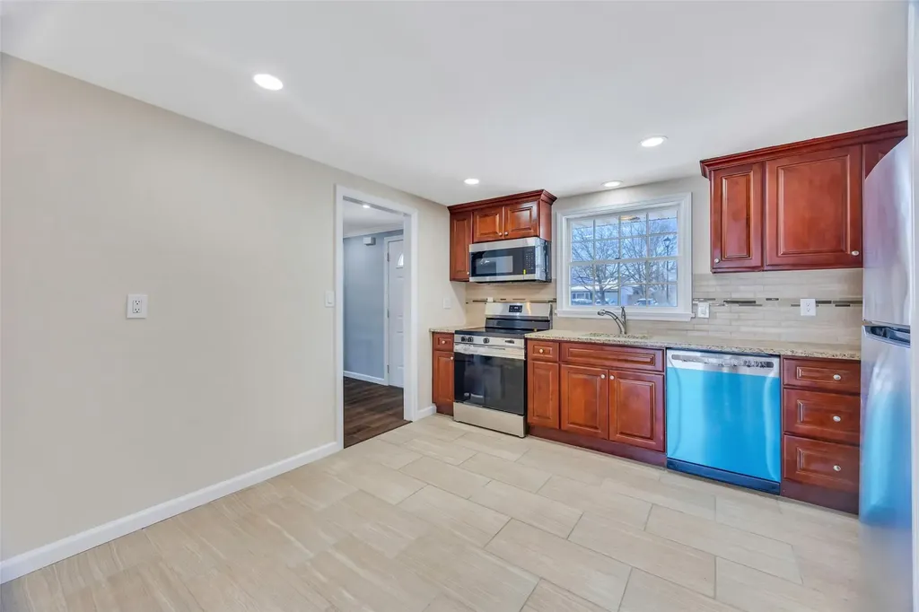 51 Pitchpine Place Medford NY 11763