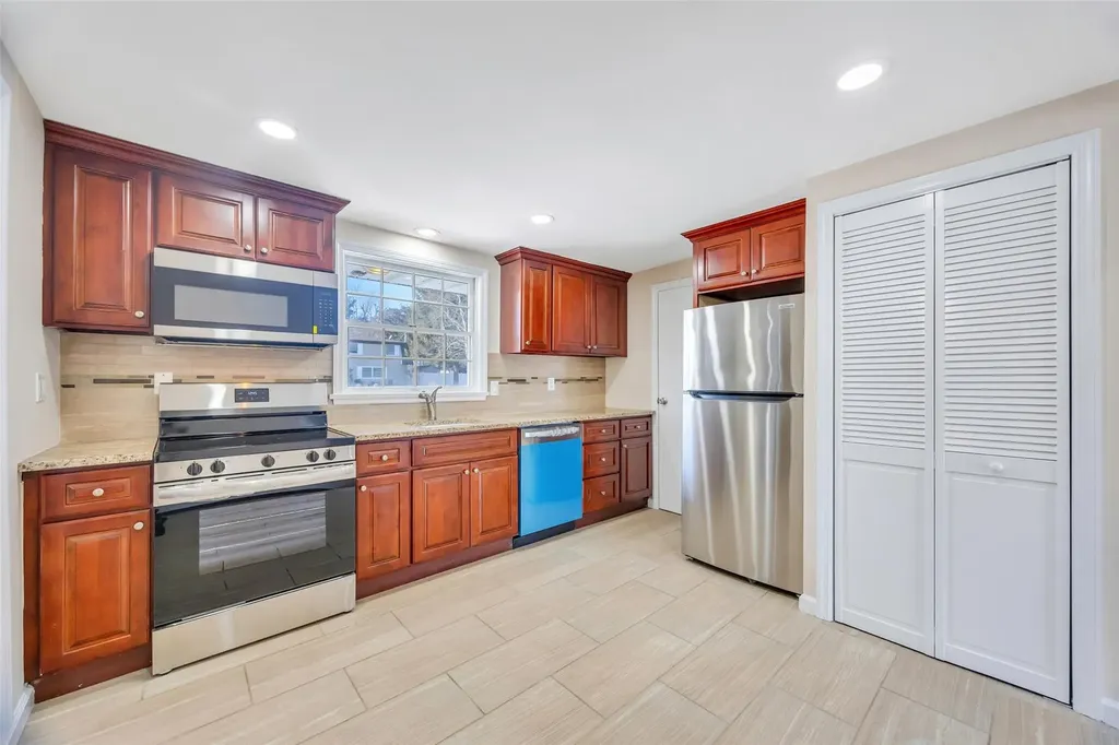 51 Pitchpine Place Medford NY 11763
