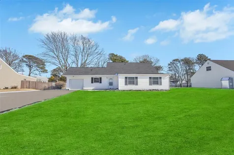 51 Pitchpine Place Medford NY 11763