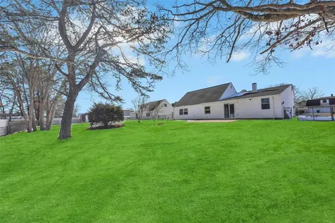 51 Pitchpine Place Medford NY 11763