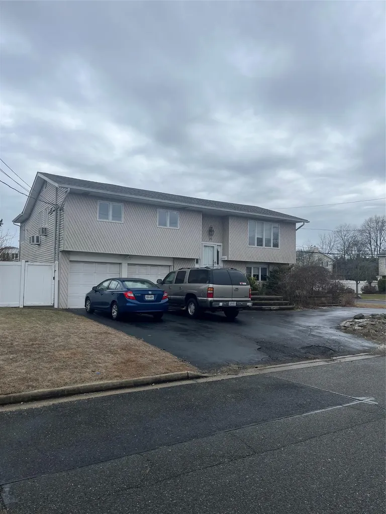 24 Cabot Road W Massapequa NY 11758