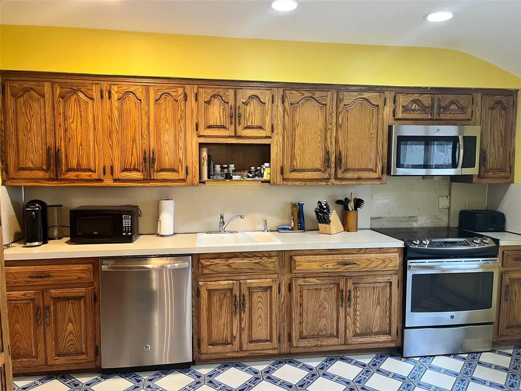 24 Cabot Road W Massapequa NY 11758