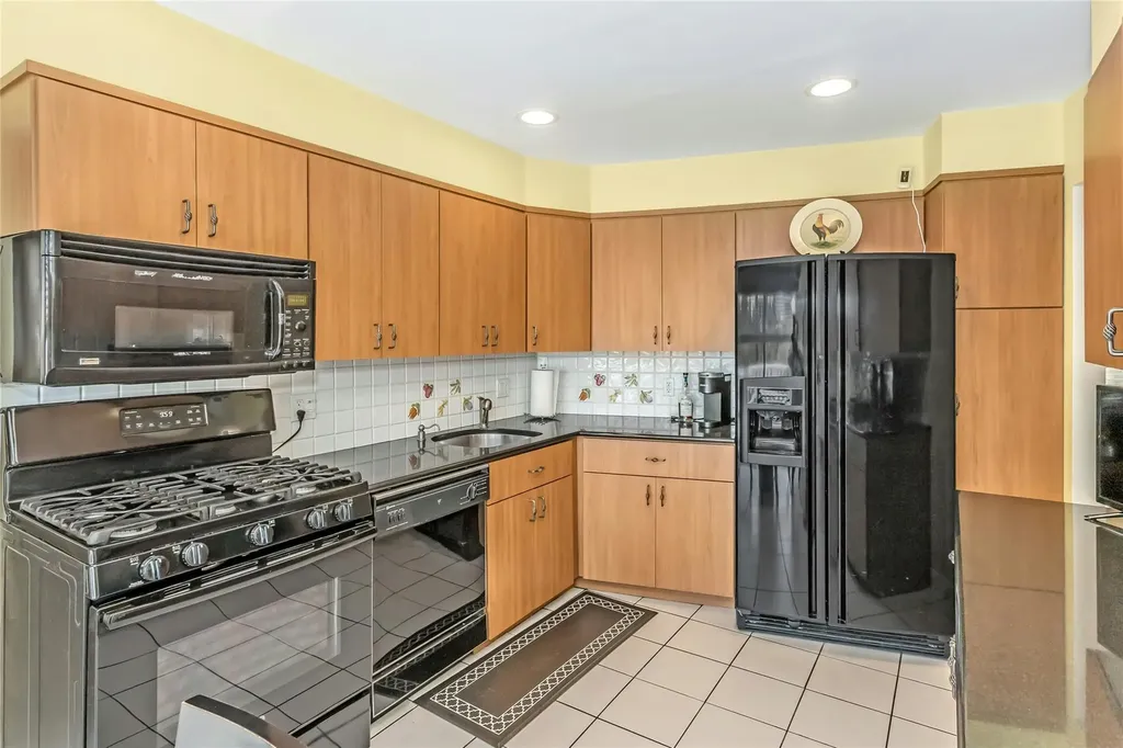 9 Linda Lane Plainview NY 11803