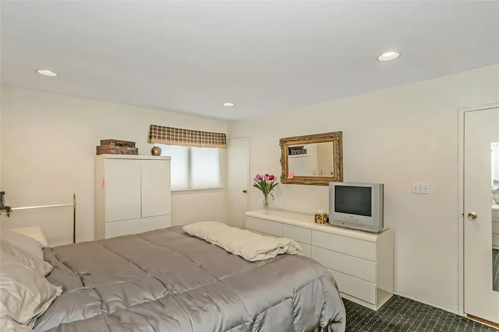 9 Linda Lane Plainview NY 11803