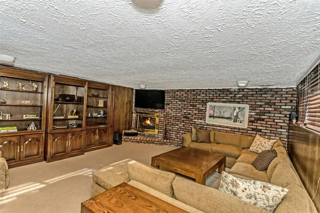 9 Linda Lane Plainview NY 11803