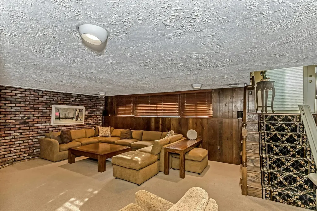 9 Linda Lane Plainview NY 11803
