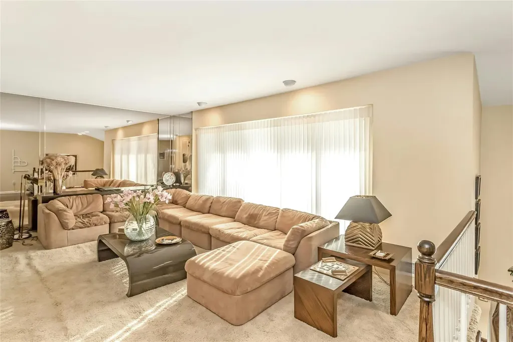 9 Linda Lane Plainview NY 11803