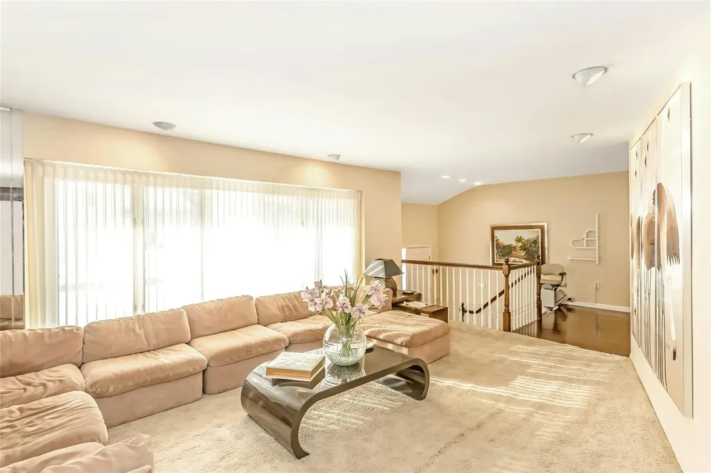 9 Linda Lane Plainview NY 11803
