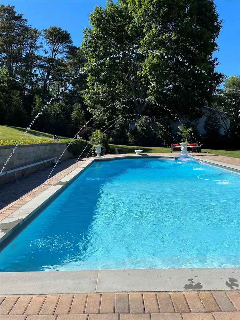 4 Rider Lane Shoreham NY 11786