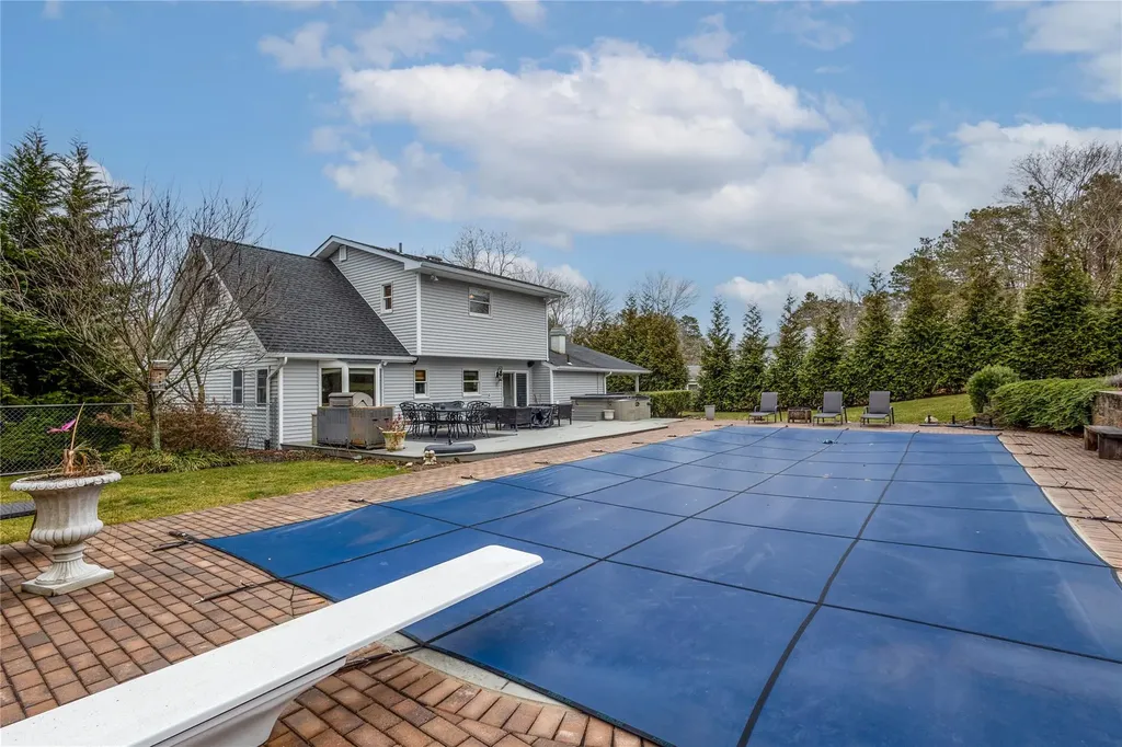 4 Rider Lane Shoreham NY 11786