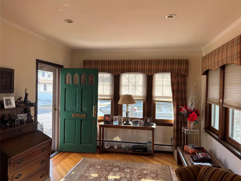 2902 Arnold Avenue Oceanside NY 11572
