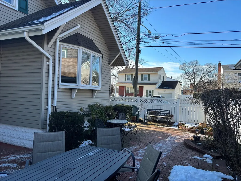 2902 Arnold Avenue Oceanside NY 11572