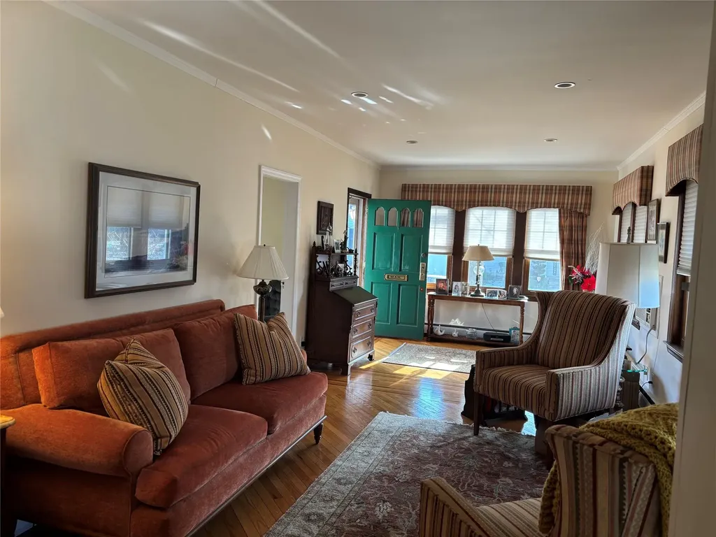 2902 Arnold Avenue Oceanside NY 11572