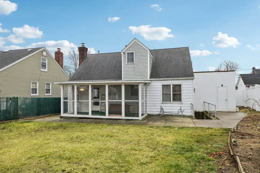 156 Jerome Avenue Mineola NY 11501