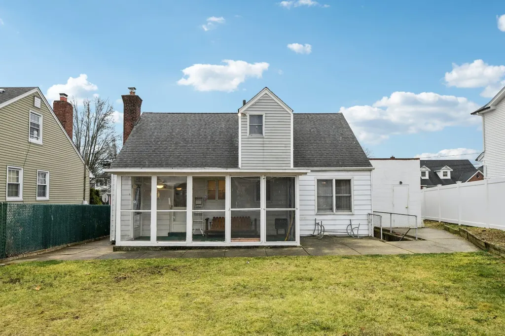 156 Jerome Avenue Mineola NY 11501