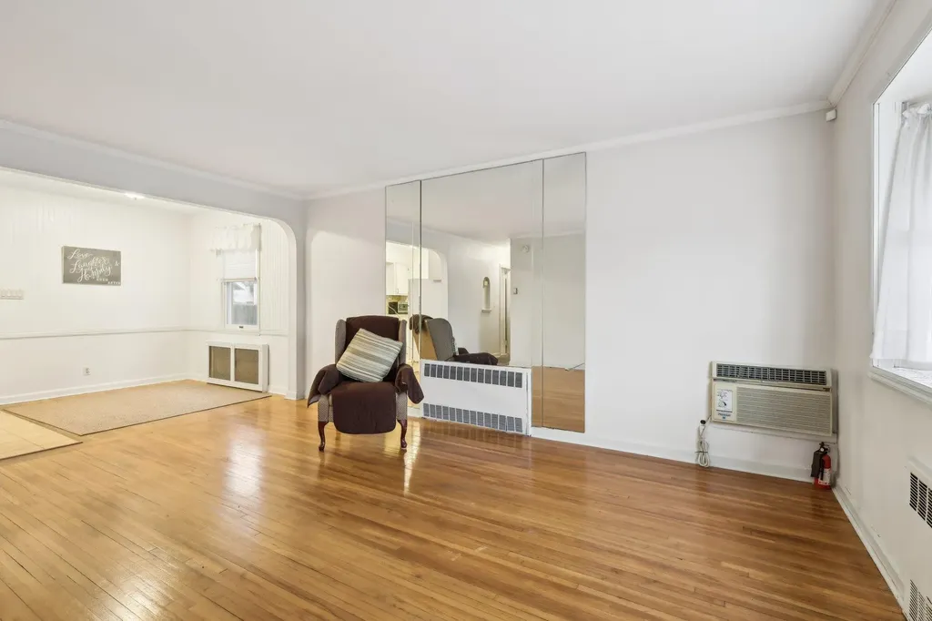 156 Jerome Avenue Mineola NY 11501