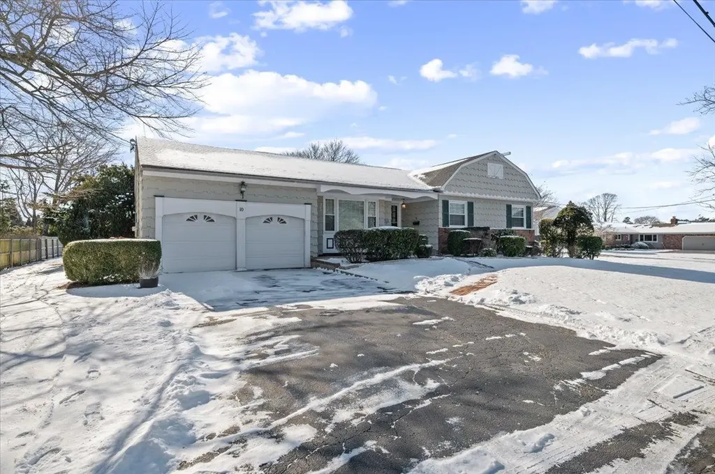 10 Angela Lane Bay Shore NY 11706