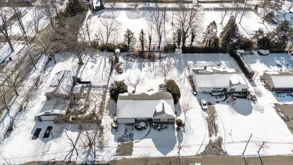 10 Angela Lane Bay Shore NY 11706