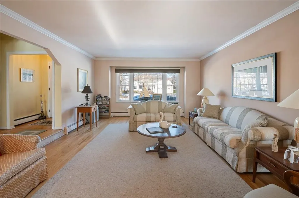 10 Angela Lane Bay Shore NY 11706