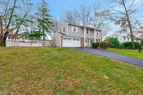 65 Woodview Lane Centereach NY 11720